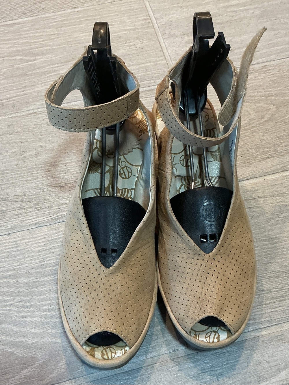 Fly London Beige Perforated Peep-Toe Ankle Strap Sandals Women’s 8.5 EU 39